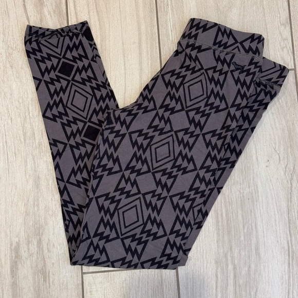 5 for $30 PINK VICTORIA’S SECRET Geometric Patterned Leggings - Picture 1 of 6